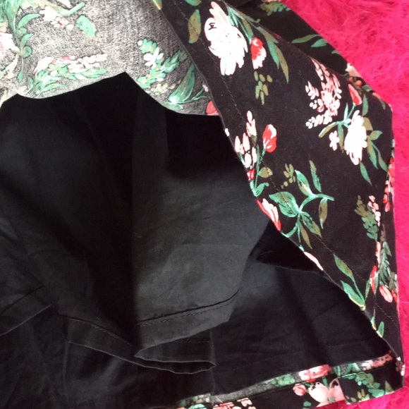 black floral print built in lining. 100% cotton - Picture 4 of 6